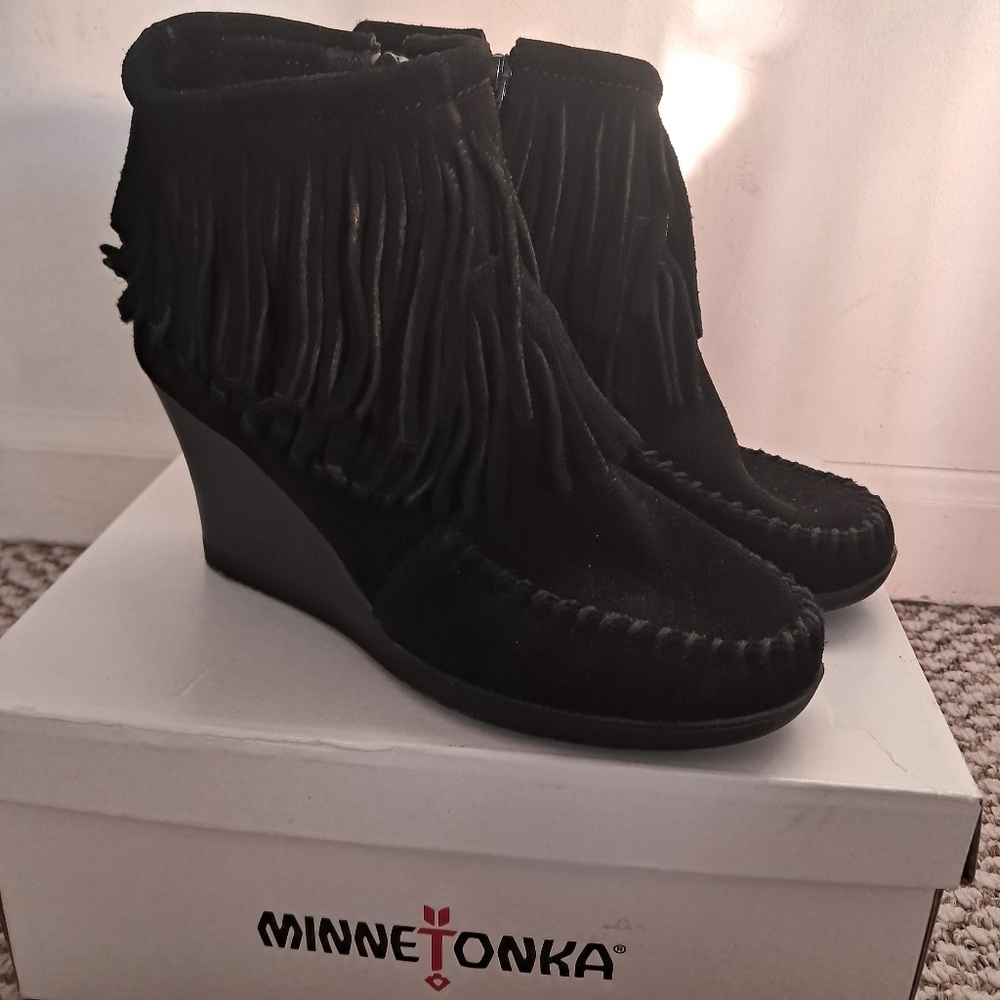 *Final Price* Minnetonka Boots Women's 7.5 Black Suede Double Fringe Ankle Wedge - Picture 3 of 7